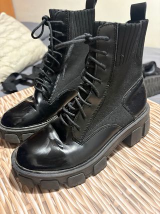 Botines negros con cordones y suela gruesa