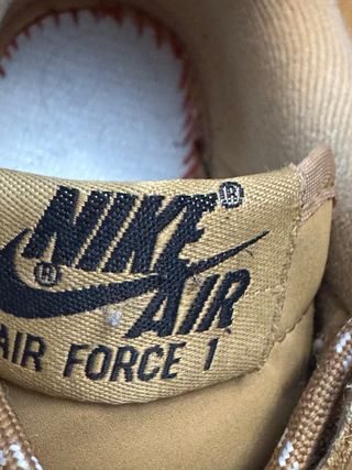 Zapatillas Nike Air Marrones y Doradas