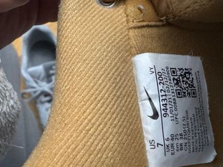 Zapatillas Nike Air Marrones y Doradas