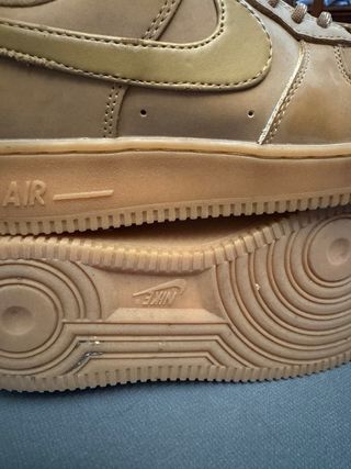 Zapatillas Nike Air Marrones y Doradas