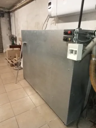 Depósito caldera metal y palets