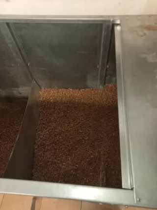 Depósito caldera metal y palets