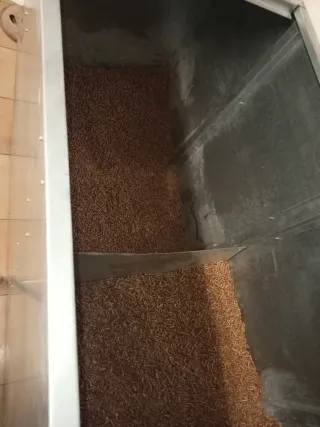 Depósito caldera metal y palets