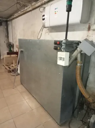 Depósito caldera metal y palets