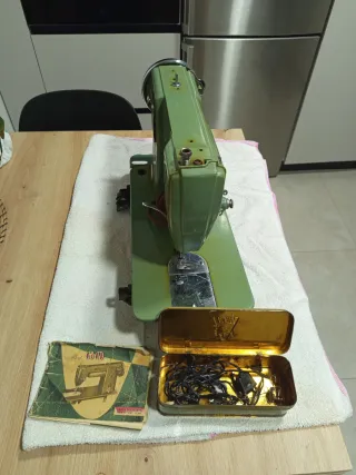Máquina de coser marca Alfa vintage color turquesa