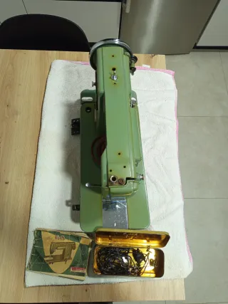 Máquina de coser marca Alfa vintage color turquesa