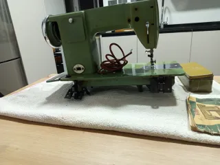 Máquina de coser marca Alfa vintage color turquesa