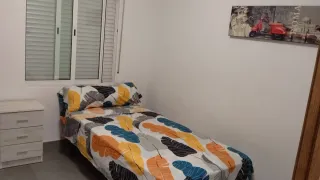 Se alquila habiatacion para persona sola q trabaje