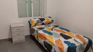 Se alquila habiatacion para persona sola q trabaje
