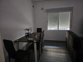 Se alquila habiatacion para persona sola q trabaje