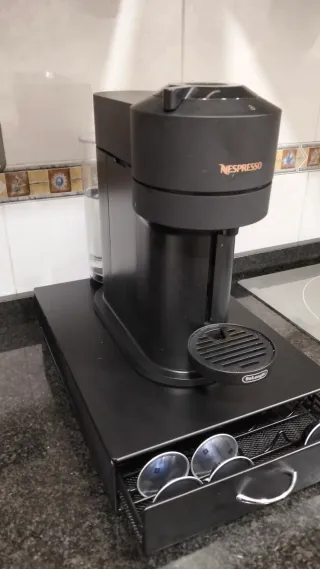 Cafetera Nespresso Vertuo + Dispensador