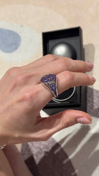 Anillo Kuurth Fleur de Lis Morado