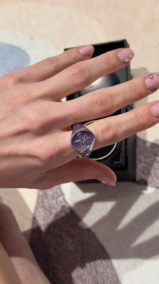Anillo Kuurth Fleur de Lis Morado