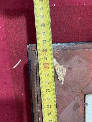 Antiguo relieve con lujoso marco con pan de oro