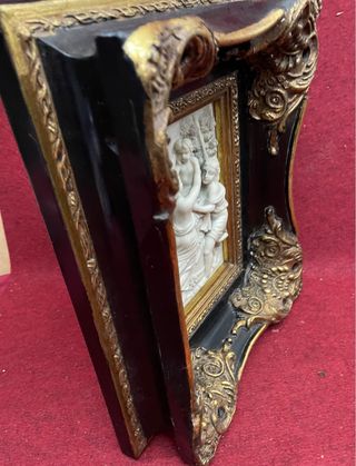 Antiguo relieve con lujoso marco con pan de oro