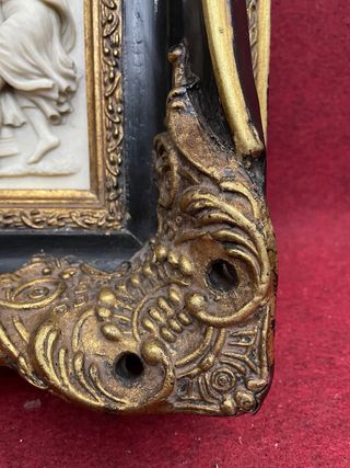 Antiguo relieve con lujoso marco con pan de oro