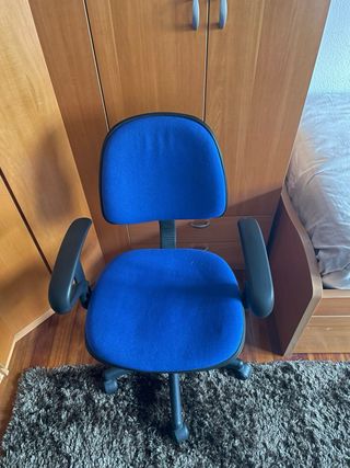 Silla de oficina azul y negra