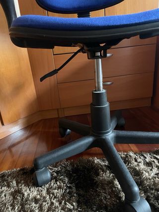 Silla de oficina azul y negra