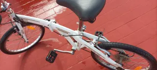 Bicicleta Plegable Blanca con Cesta