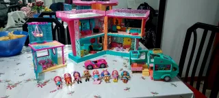 Casa, solárium, caravana y 8 muñecas