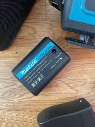 Nivel Láser Makita con Accesorios