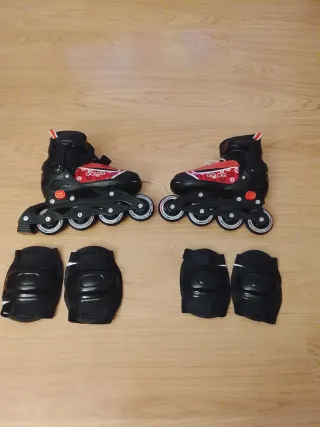 Patines en línea negros y rojos