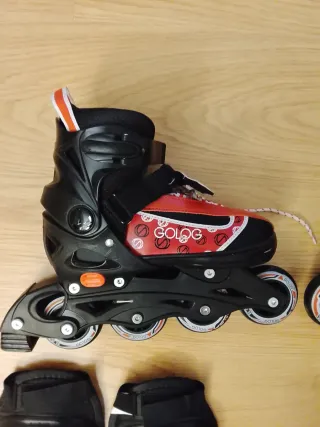 Patines en línea negros y rojos