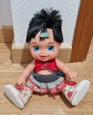 Muñeca Jagget's con pelo negro y vestido floral