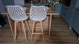 Sillas de barra blancas y madera