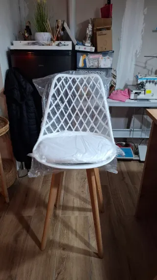 Sillas de barra blancas y madera