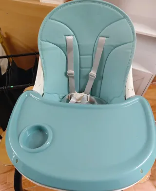 Silla de bebé con bandeja y arnés