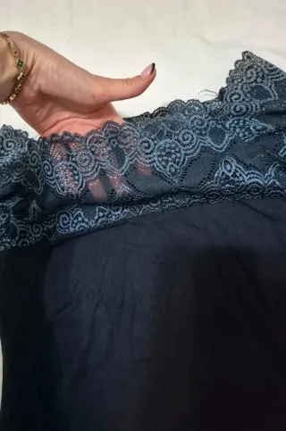 Top Hombros Descubiertos Encaje Azul Negro