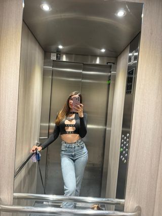 Top SHEIN negro con aberturas y hebillas