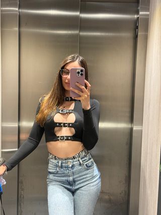 Top SHEIN negro con aberturas y hebillas