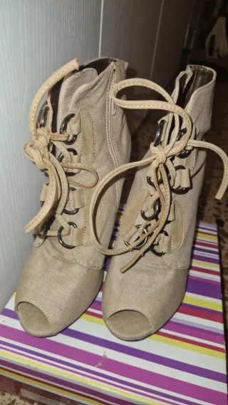 Botines Beige con Cordones