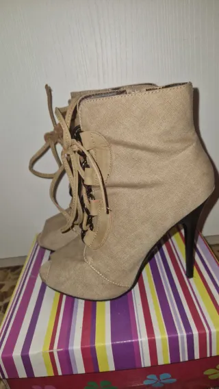 Botines Beige con Cordones