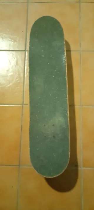 Skate verde con diseño