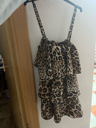 Vestido con volantes y estampado animal