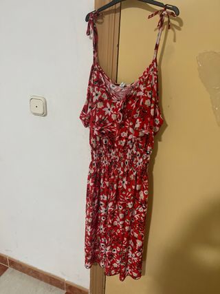 Vestido con volantes y estampado animal