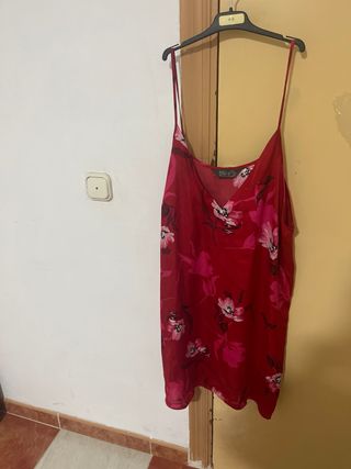 Vestido con volantes y estampado animal