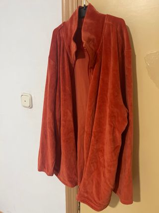 Vestido con volantes y estampado animal