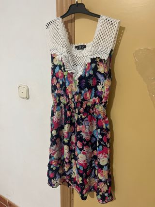 Vestido con volantes y estampado animal