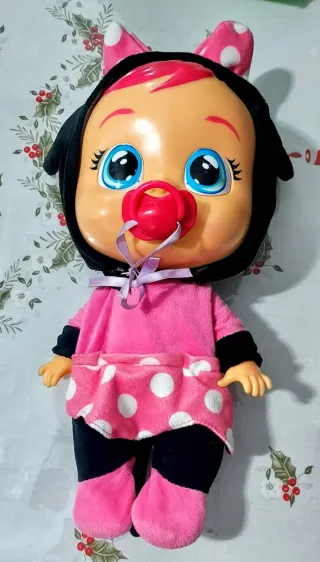 Bebe Llorón con chapa. Llora al poner la chapa.