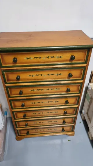 Sinfonier de madera con detalles verdes