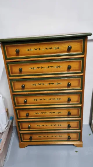 Sinfonier de madera con detalles verdes