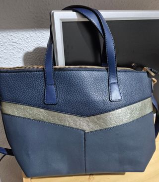 Bolso azul sin estrenar. Lleva bandolera.