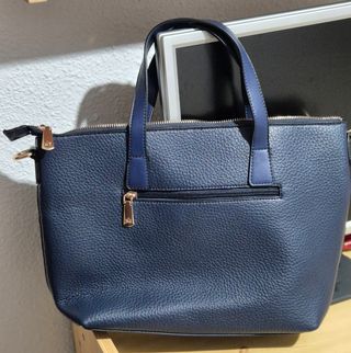 Bolso azul sin estrenar. Lleva bandolera.