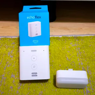 Amazon Echo Flex + Sensor Luz