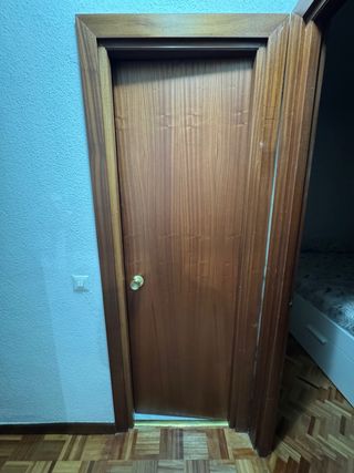 Puerta de madera interior.