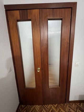 Puerta de madera interior.